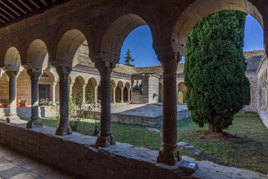 Huesca - Roda de Isábena 20 - catedral de San Vicente de Roda de Isábena - claustro.jpg